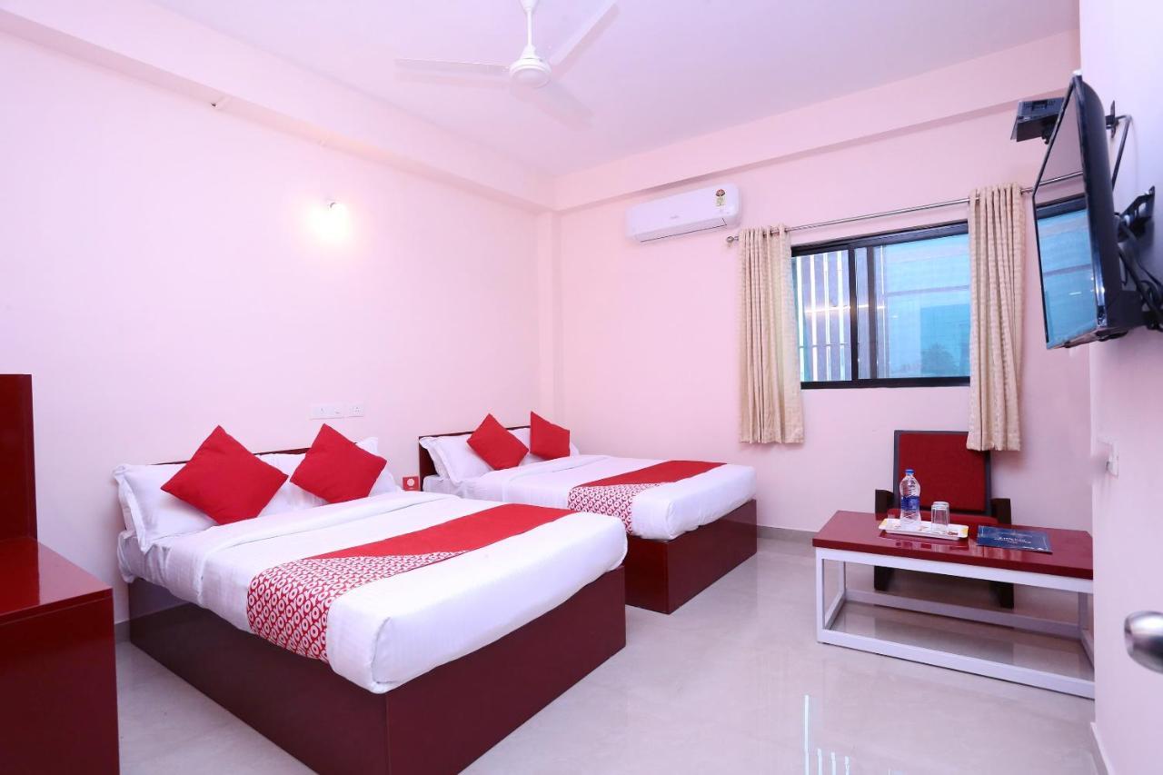 Oyo 13577 Tkr Metro Residency Hotel Kochi Exterior foto