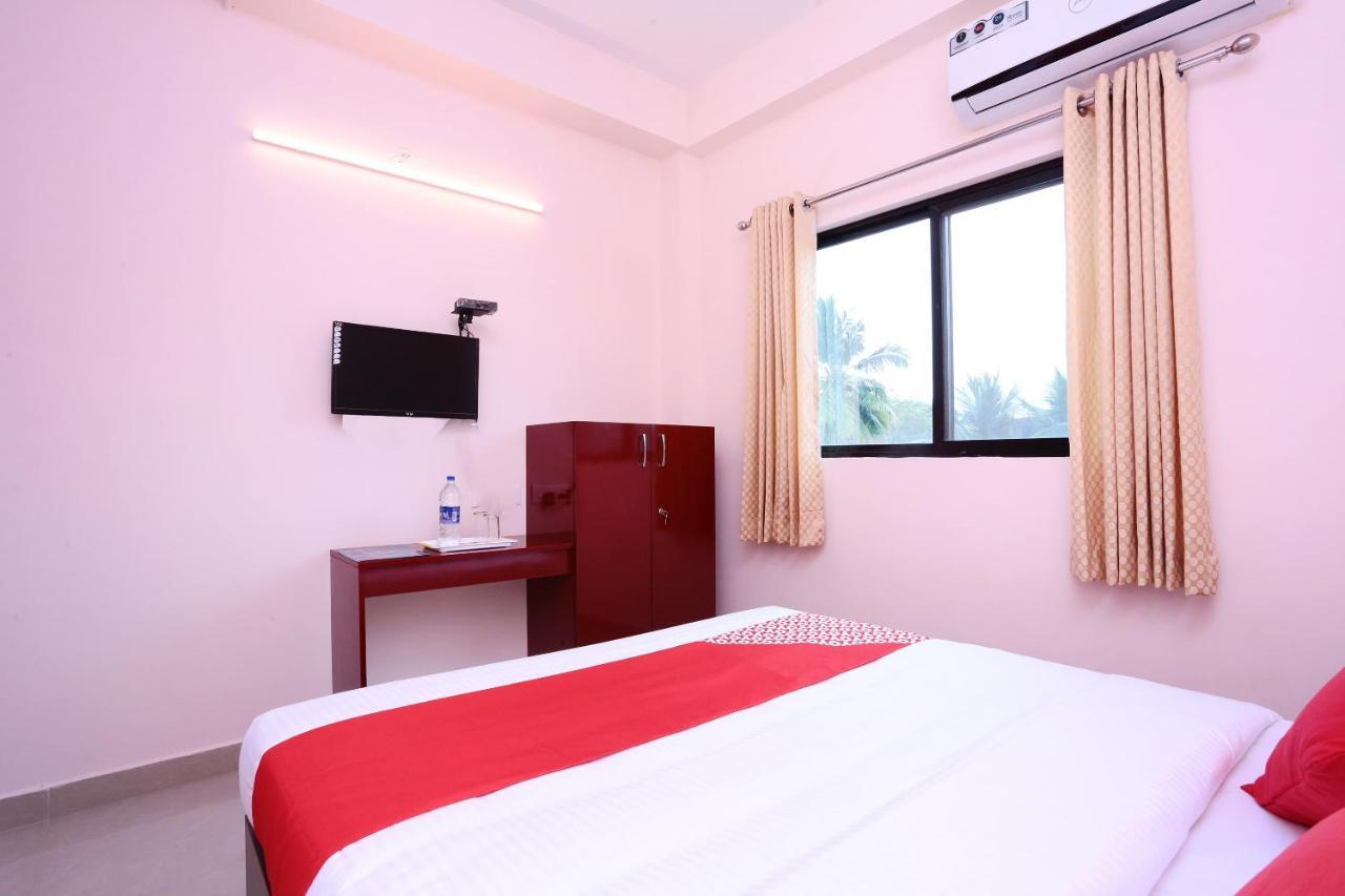 Oyo 13577 Tkr Metro Residency Hotel Kochi Exterior foto
