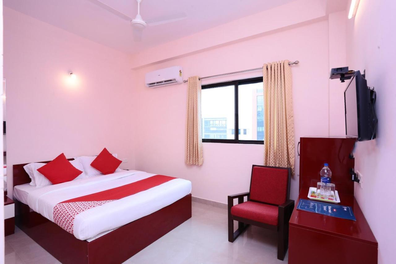 Oyo 13577 Tkr Metro Residency Hotel Kochi Exterior foto