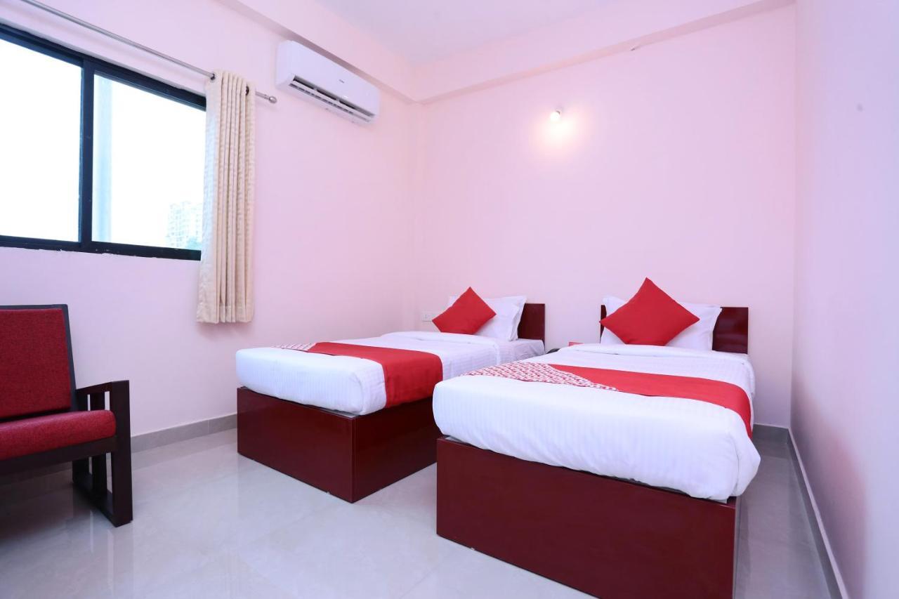 Oyo 13577 Tkr Metro Residency Hotel Kochi Exterior foto