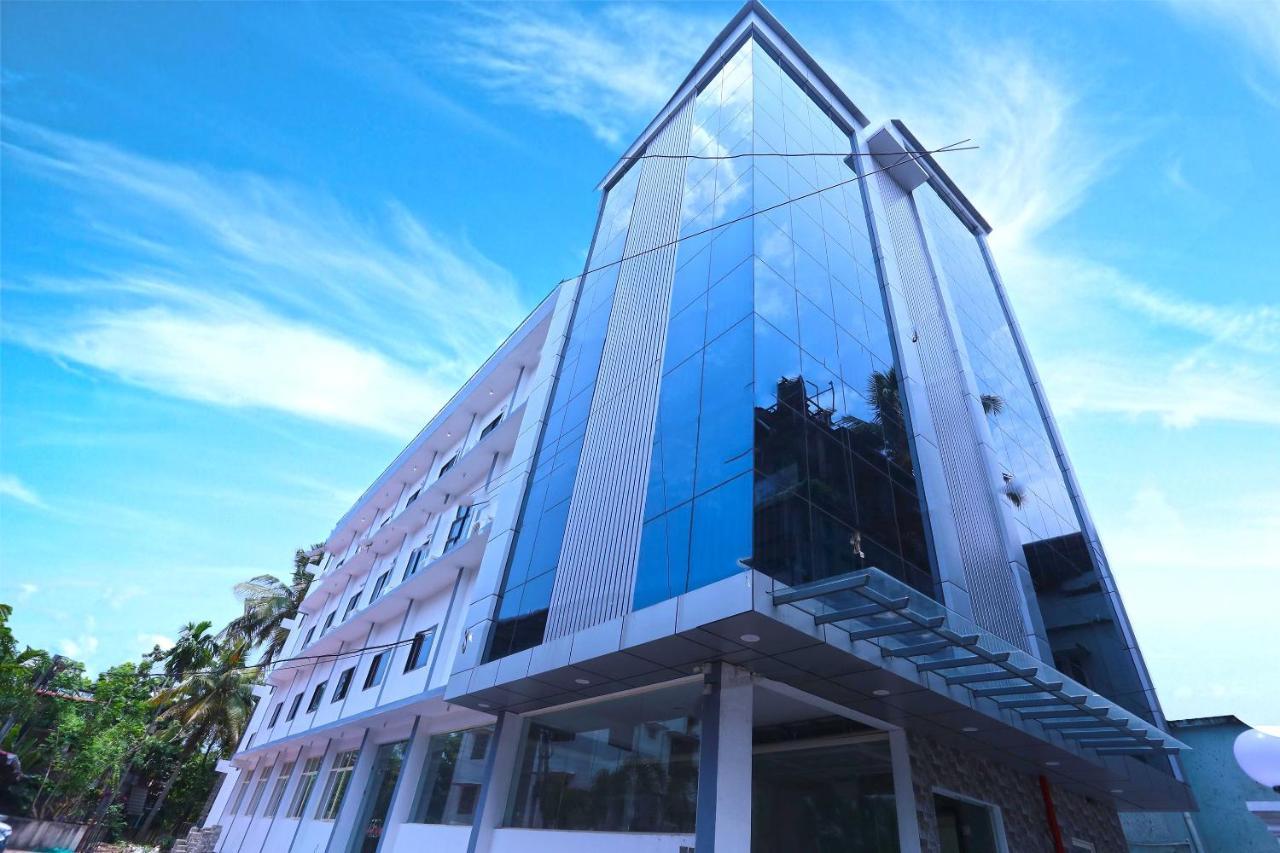 Oyo 13577 Tkr Metro Residency Hotel Kochi Exterior foto